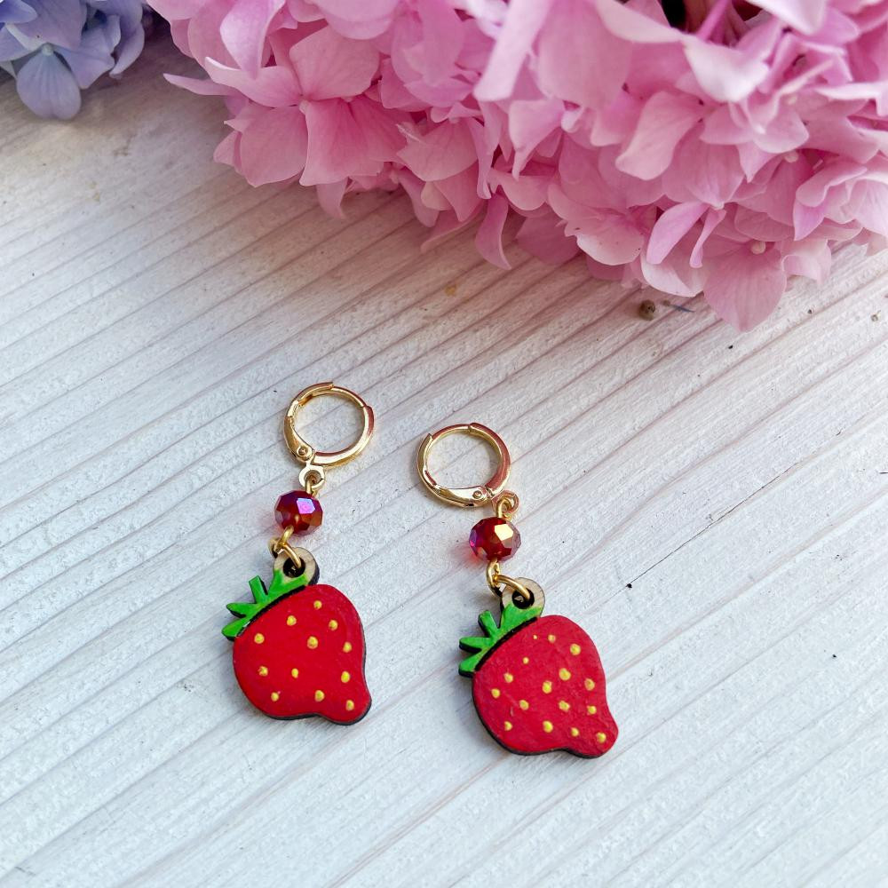 Orecchini Mini Cerchio Fragola di Legno