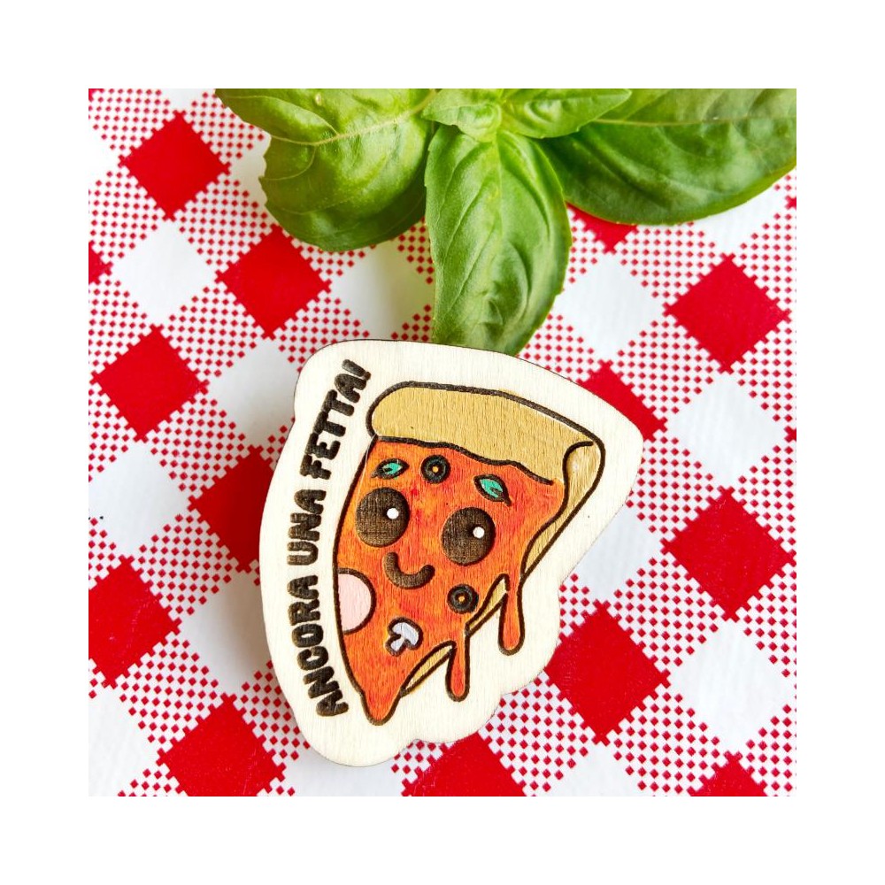 Spilla in legno dipinto a mano con faccina buffa a forma di pizza