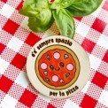 Spilla in legno dipinto a mano con faccina buffa a forma di pizza
