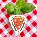 Spilla in legno dipinto a mano con faccina buffa a forma di pizza
