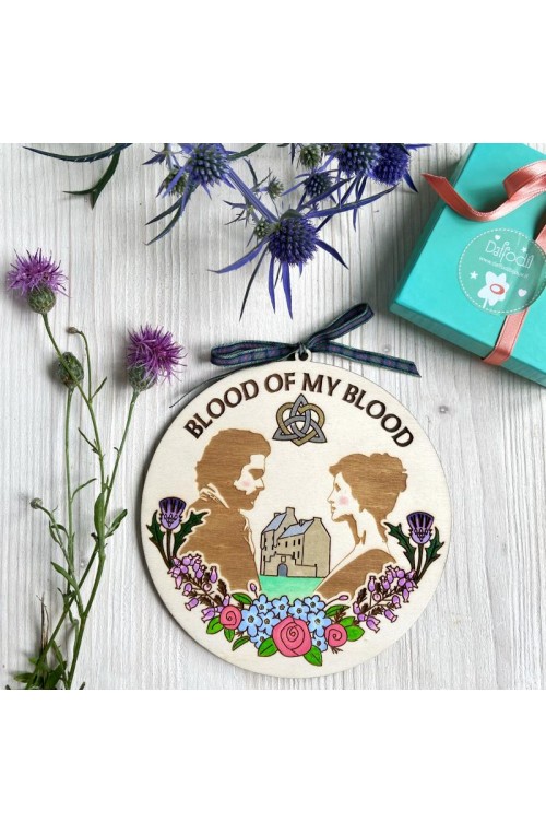 Disco decorativo da appendere con Jamie e Claire, frase Blood of my Blood, bouquet di fiori scozzesi, Lallybroch e tartan “Flowe