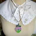 Collana artigianale cuore con libellula blu-verde-viola, tartan scozzese e frase “Dinna Fash Sassenach”.