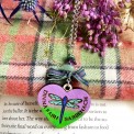 Collana artigianale cuore con libellula blu-verde-viola, tartan scozzese e frase “Dinna Fash Sassenach”.