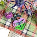 Collana artigianale cuore con libellula blu-verde-viola, tartan scozzese e frase “Dinna Fash Sassenach”.