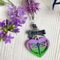 Collana artigianale cuore con libellula blu-verde-viola, tartan scozzese e frase “Dinna Fash Sassenach”.