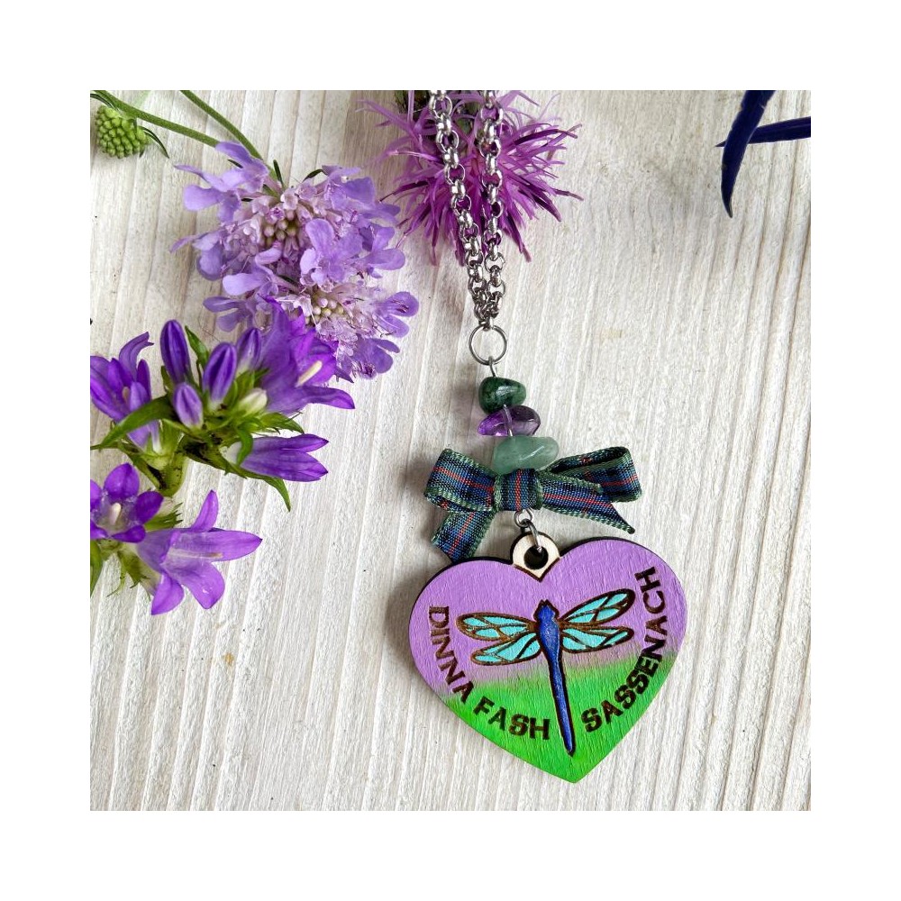 Collana artigianale cuore con libellula blu-verde-viola, tartan scozzese e frase “Dinna Fash Sassenach”.