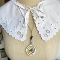 Collana in legno dipinto a mano con Claire e le pietre di Craigh na Dun, decorata con fiori e pietre naturali.