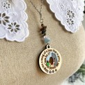 Collana in legno dipinto a mano con Claire e le pietre di Craigh na Dun, decorata con fiori e pietre naturali.
