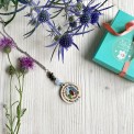 Collana in legno dipinto a mano con Claire e le pietre di Craigh na Dun, decorata con fiori e pietre naturali.