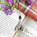 Collana in legno dipinto a mano con Claire e le pietre di Craigh na Dun, decorata con fiori e pietre naturali.