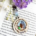 Collana in legno dipinto a mano con Claire e le pietre di Craigh na Dun, decorata con fiori e pietre naturali.