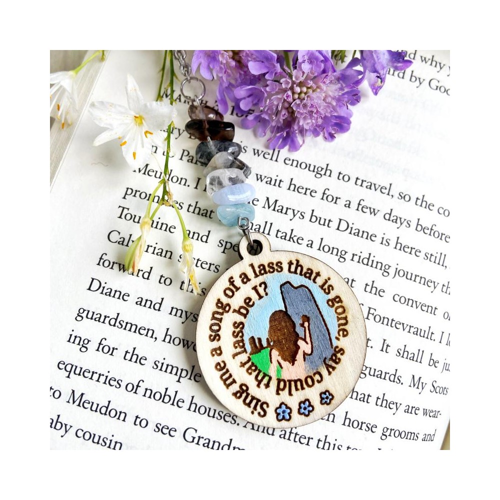 Collana in legno dipinto a mano con Claire e le pietre di Craigh na Dun, decorata con fiori e pietre naturali.