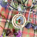 Collana in legno dipinto a mano con Claire e le pietre di Craigh na Dun, decorata con fiori e pietre naturali.