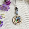 Collana in legno dipinto a mano con Claire e le pietre di Craigh na Dun, decorata con fiori e pietre naturali.
