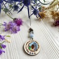Collana in legno dipinto a mano con Claire e le pietre di Craigh na Dun, decorata con fiori e pietre naturali.