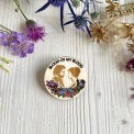 Spilla Jamie & Claire “Blood of My Blood” – Spilla Outlander in legno dipinto