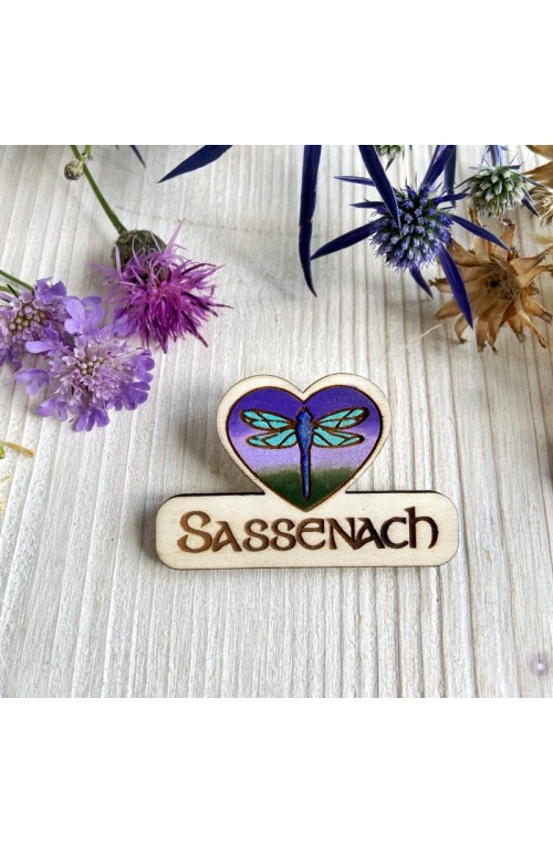Spilla Sassenach – Libellula blu e fondo viola-verde – Ispirata a Outlander