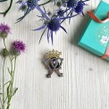 Luckenbooth classico – Cuore scozzese con corona dorata e cardo viola-verde
