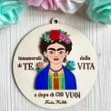 Decorazione da parete Frida Kahlo in legno – con frase “Innamorati di te…”