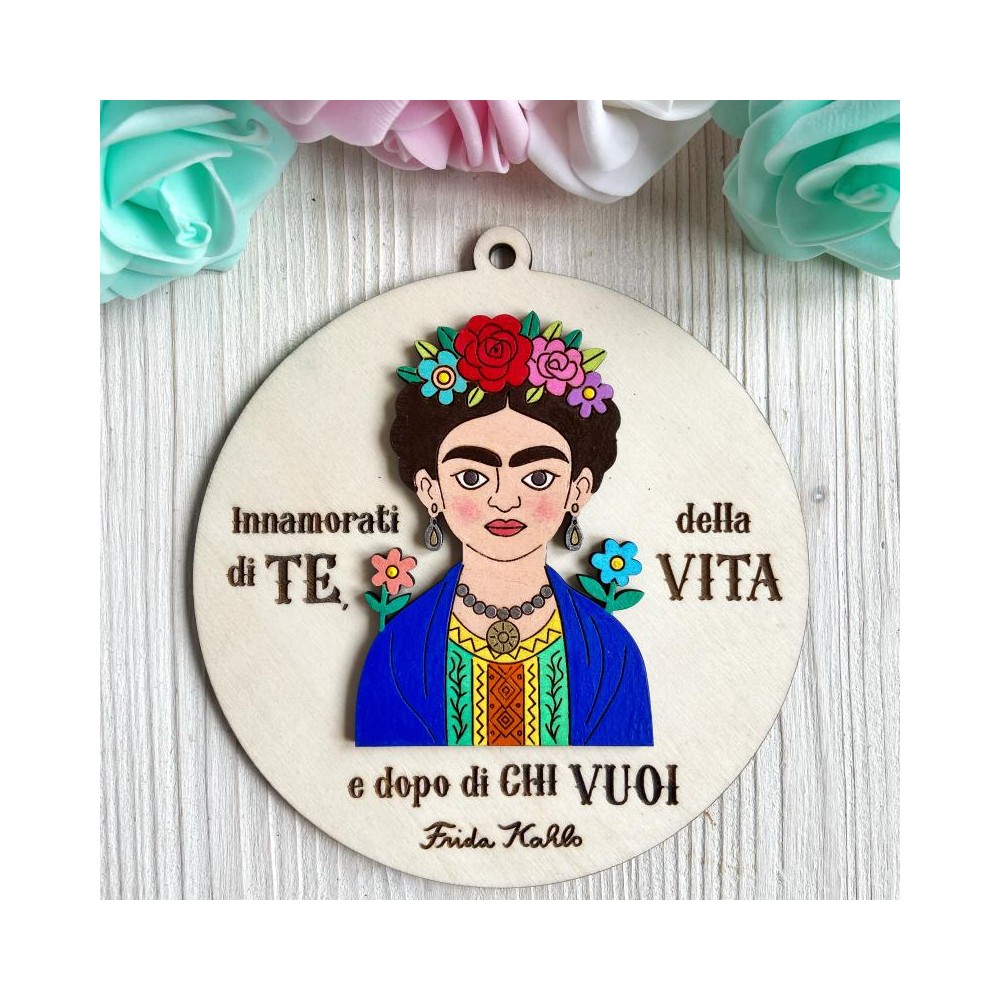 Decorazione da parete Frida Kahlo in legno – con frase “Innamorati di te…”