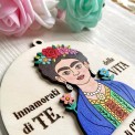 Decorazione da parete Frida Kahlo in legno – con frase “Innamorati di te…”
