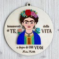 Decorazione da parete Frida Kahlo in legno – con frase “Innamorati di te…”