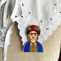 Spilla Frida Kahlo artigianale – ritratto in legno dipinto a mano
