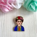 Spilla Frida Kahlo artigianale – ritratto in legno dipinto a mano