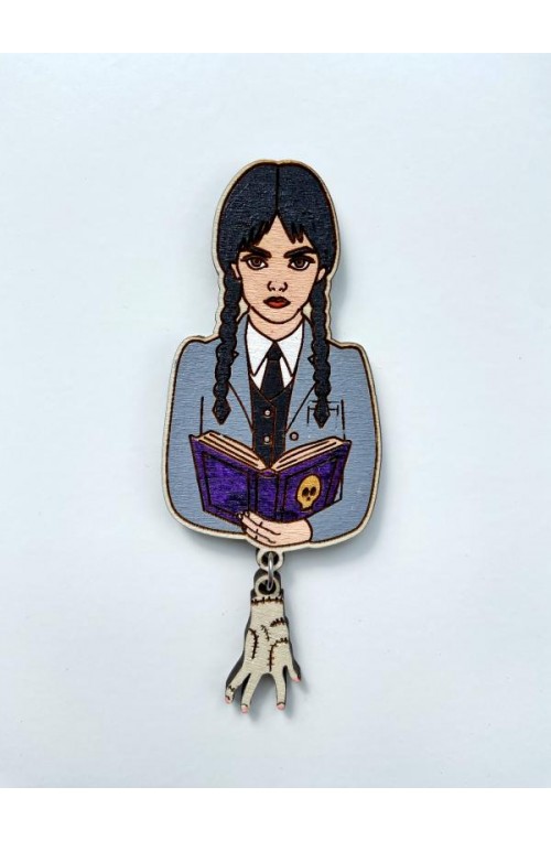 Spilla Mercoledì Addams artigianale – ritratto in legno dipinto a mano Halloween