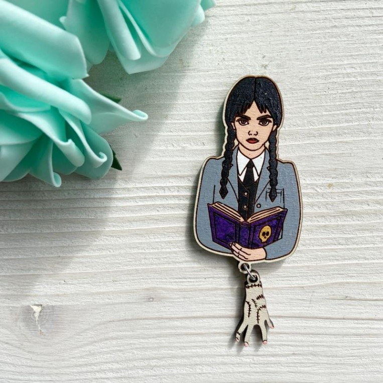 Spilla Mercoledì Addams artigianale – ritratto in legno dipinto a mano Halloween