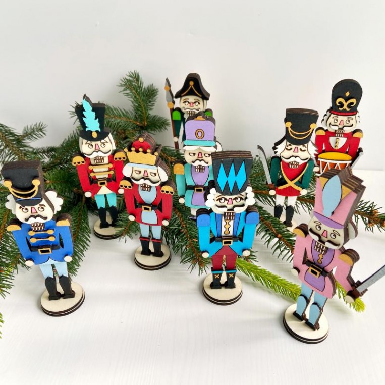 Statuina schiaccianoci in legno dipinta a mano