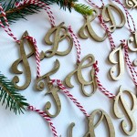 Lettera dorata “Spelling” Romantic Italic – Decorazione natalizia poetica e personalizzata