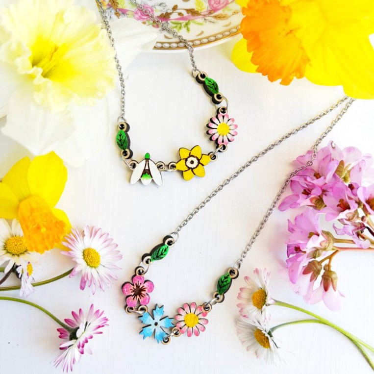 Collane Mini Bouquet: Tre Fiori e Simboli botanici – Dipinti a mano